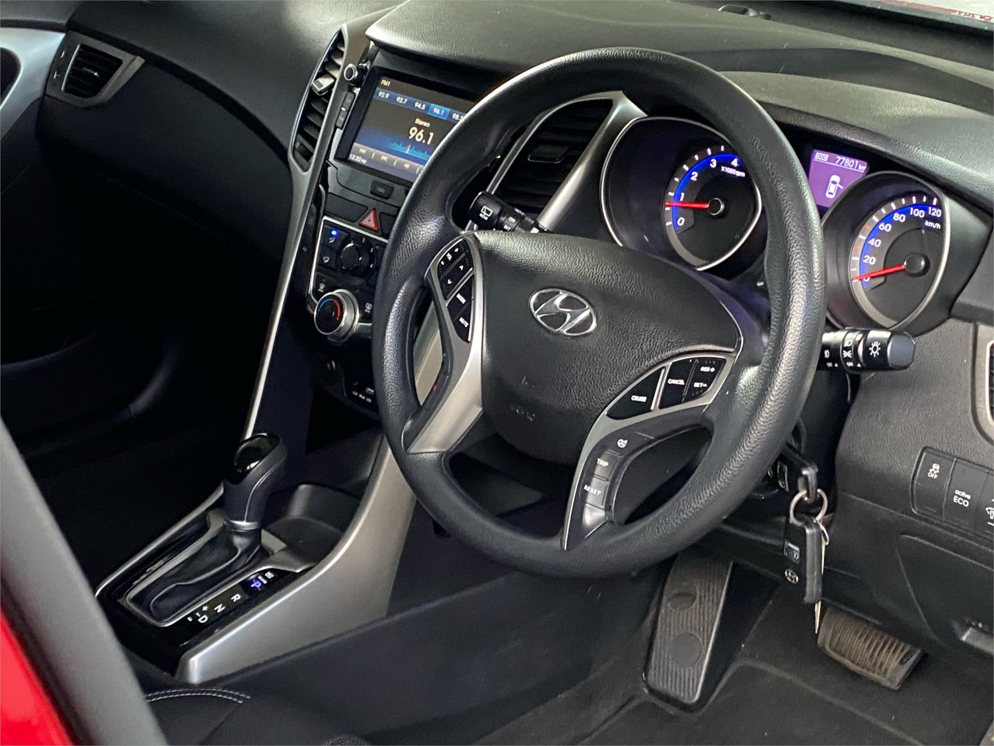 2016 HYUNDAI i30 12