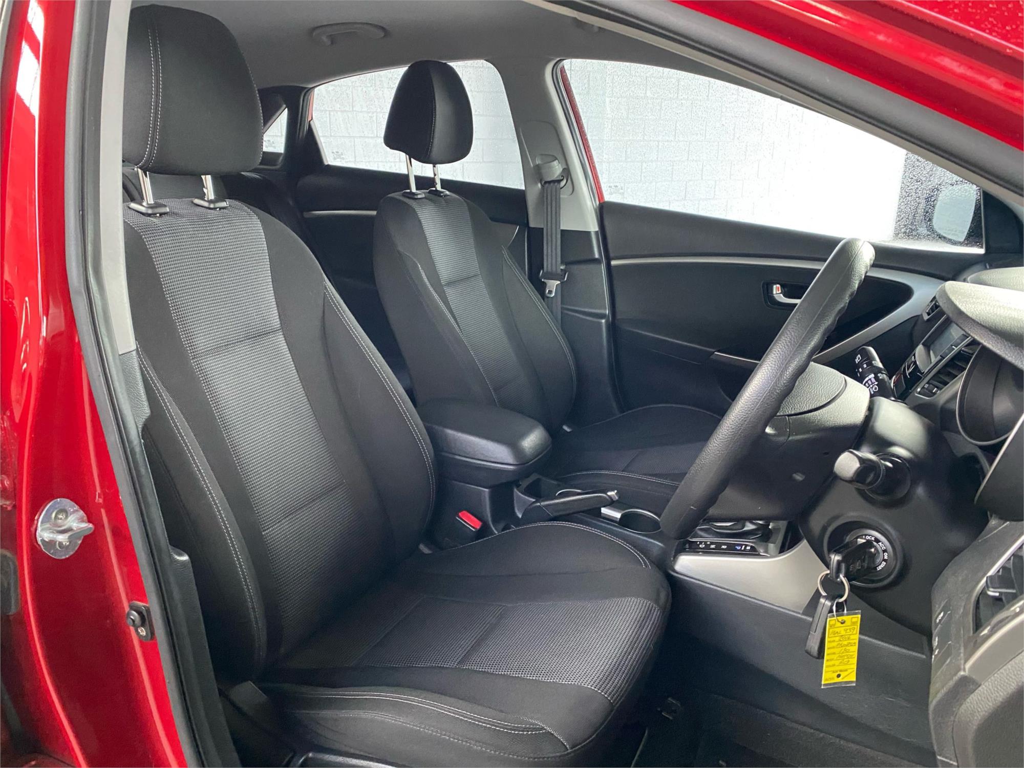 2016 HYUNDAI i30 16