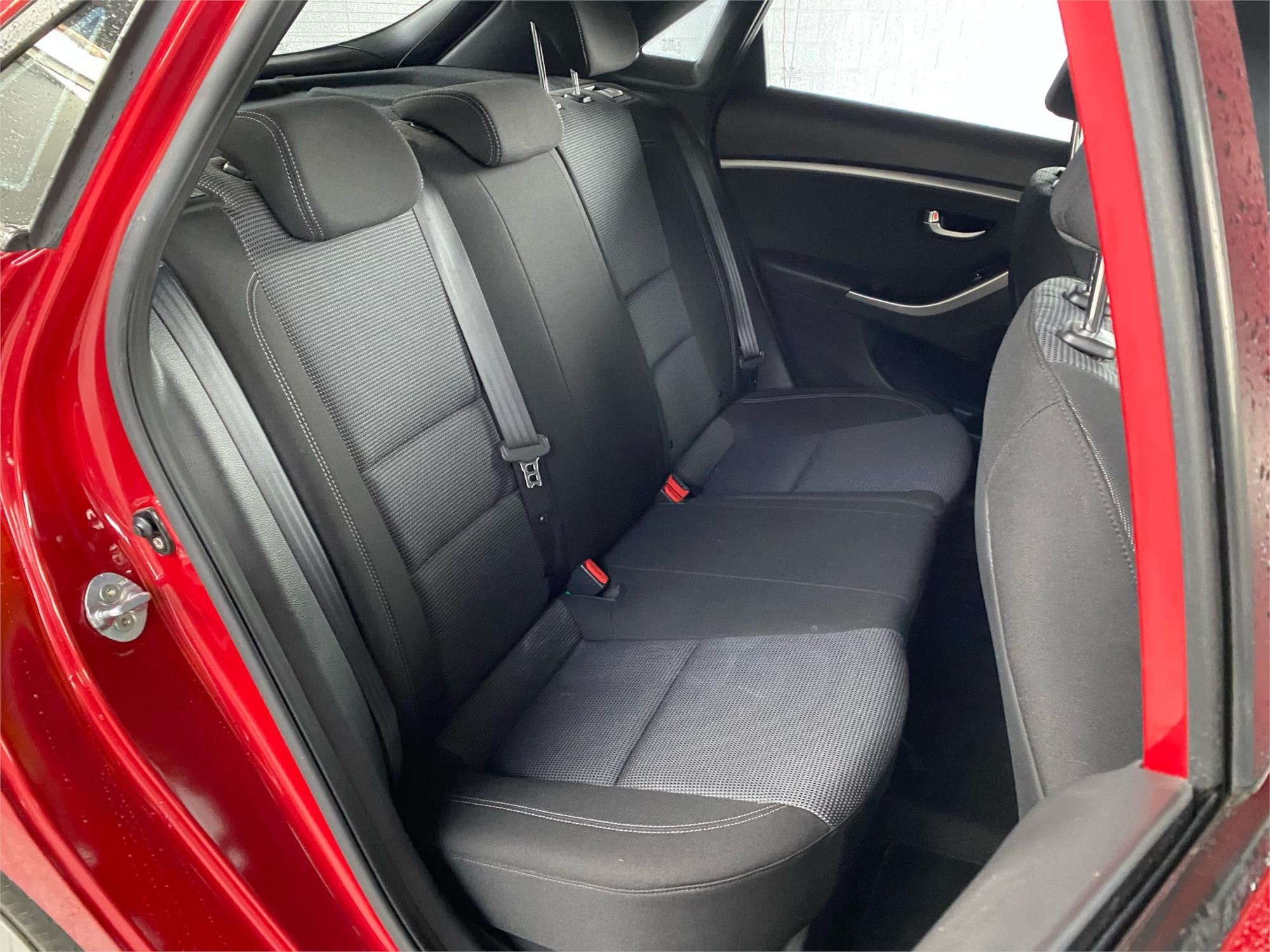 2016 HYUNDAI i30 17