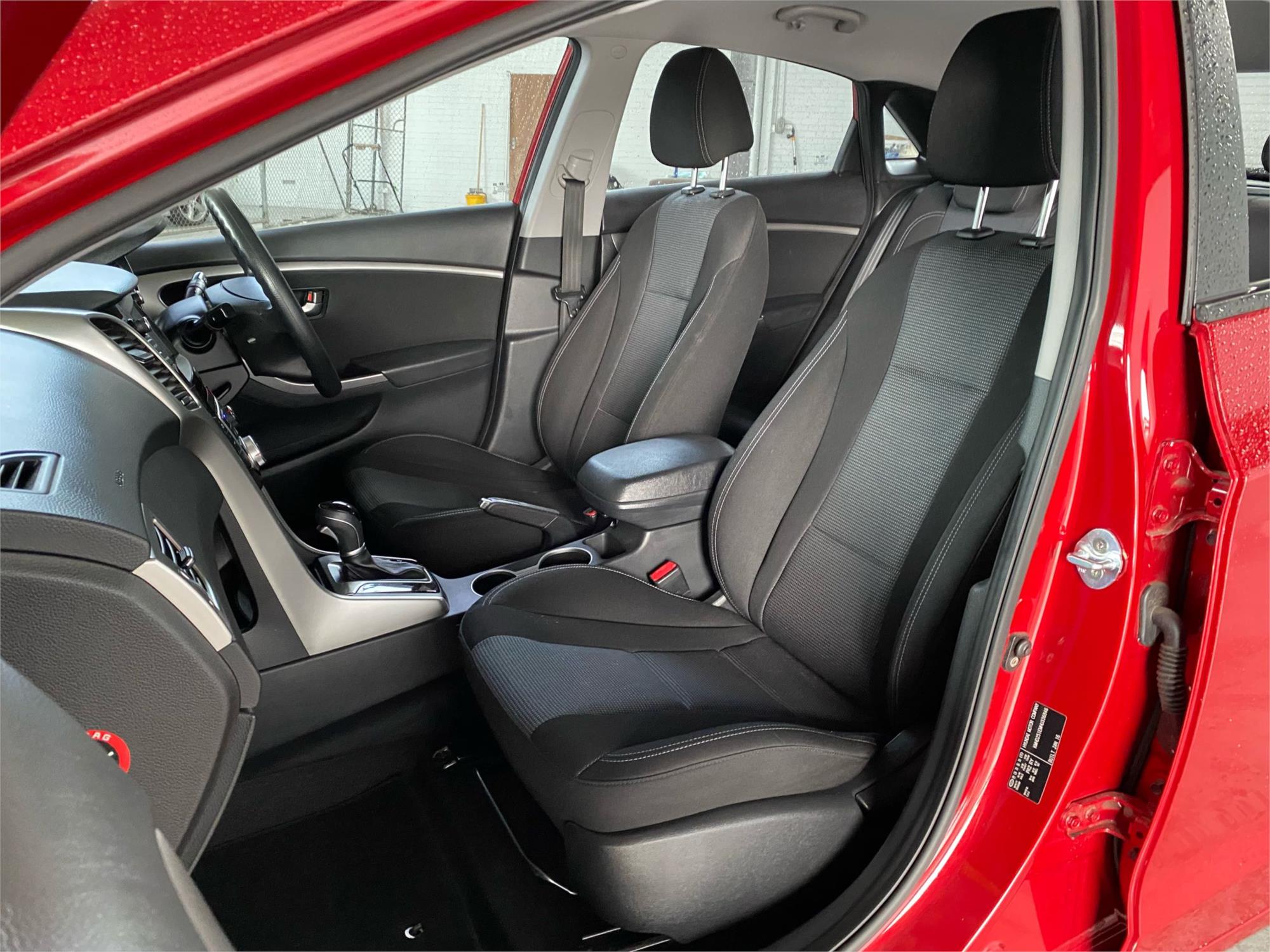 2016 HYUNDAI i30 18