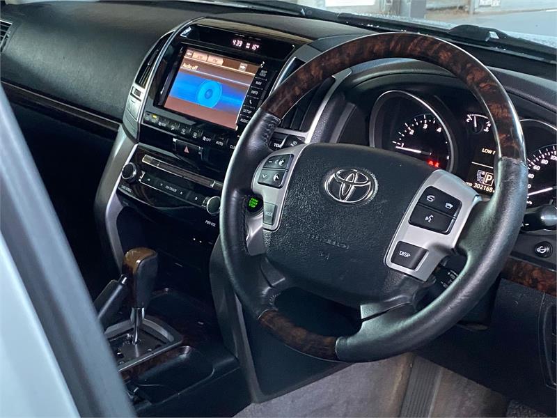 2012 TOYOTA LANDCRUISER 23