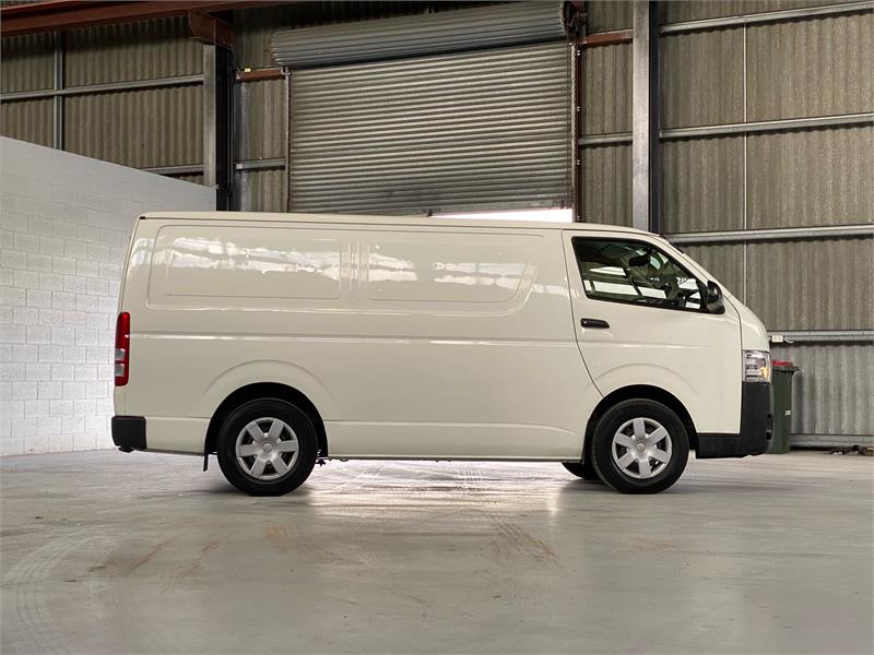 2018 TOYOTA HIACE 3