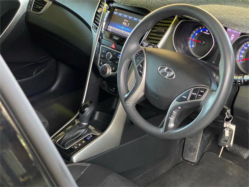 2016 HYUNDAI i30 17