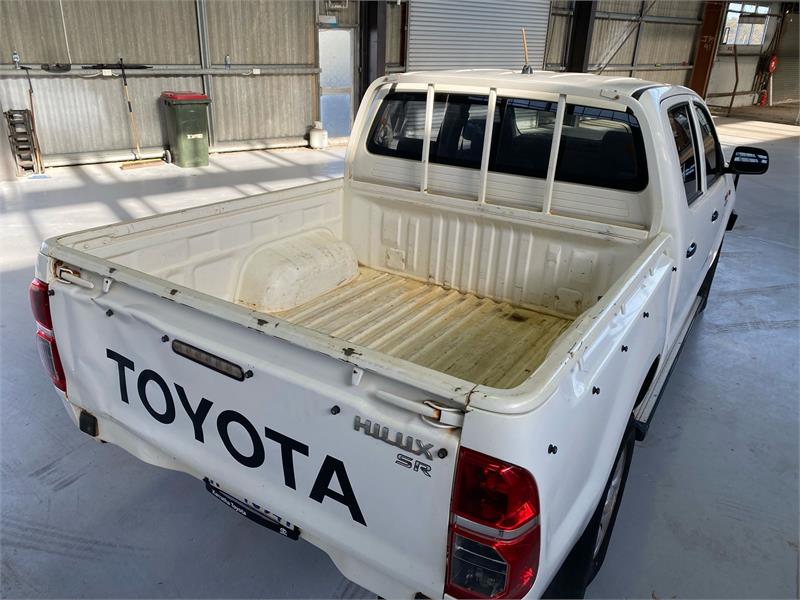 2013 TOYOTA HILUX 16