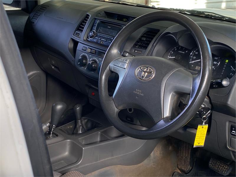 2013 TOYOTA HILUX 18