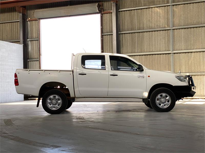 2013 TOYOTA HILUX 3