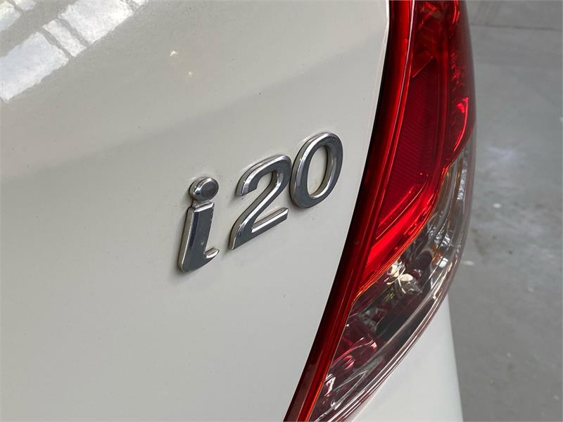 2015 HYUNDAI i20 13