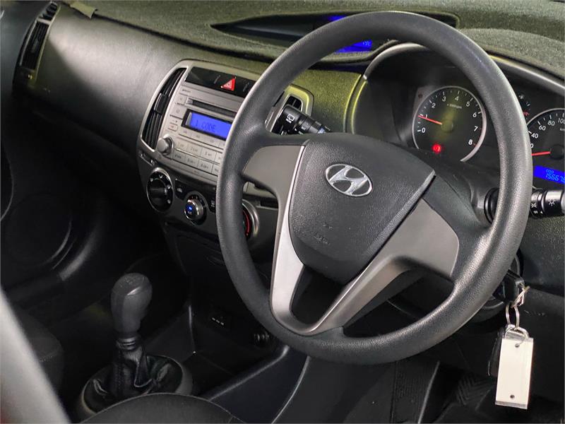 2013 HYUNDAI i20 17