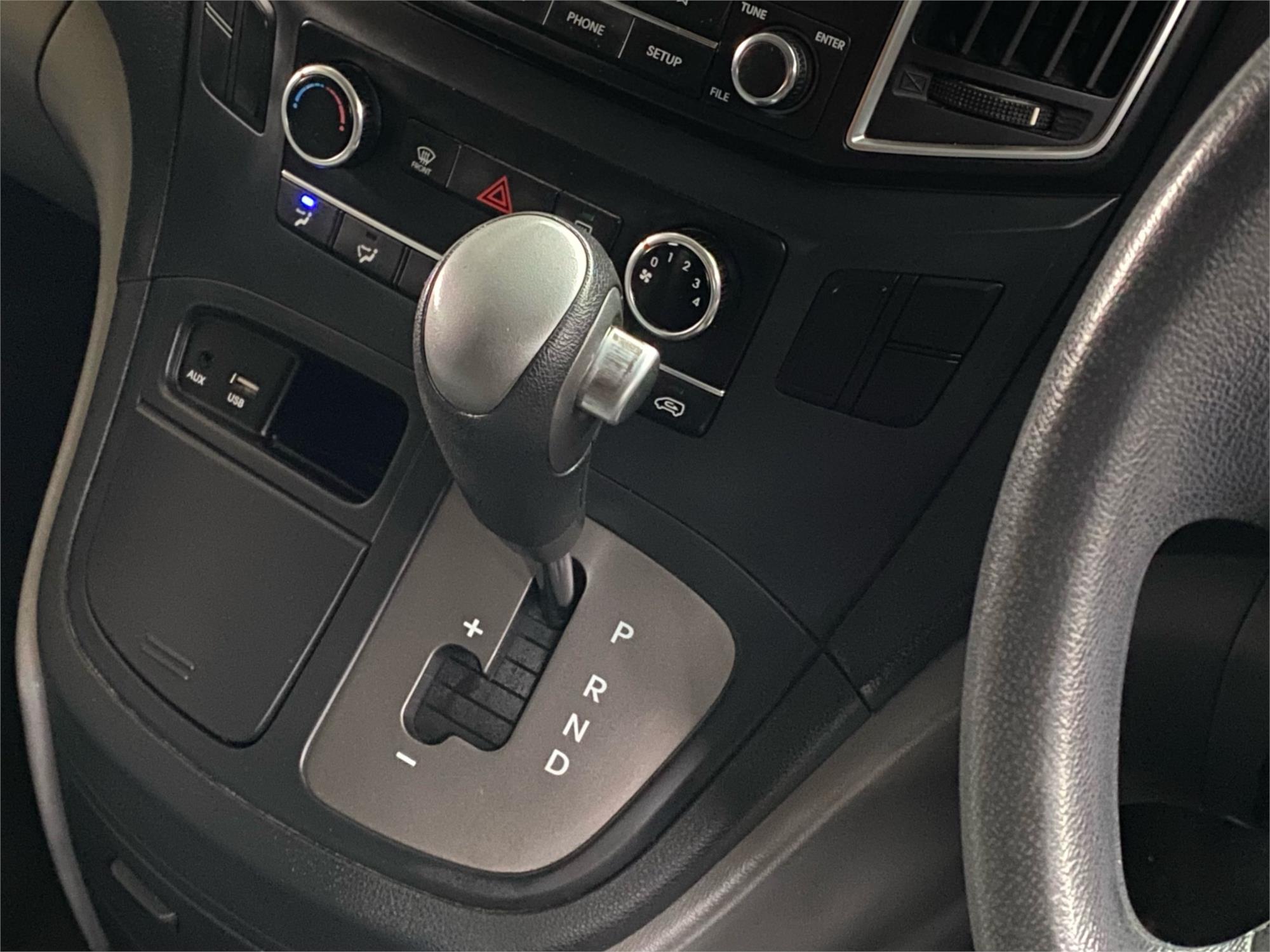 2020 HYUNDAI iLOAD 23