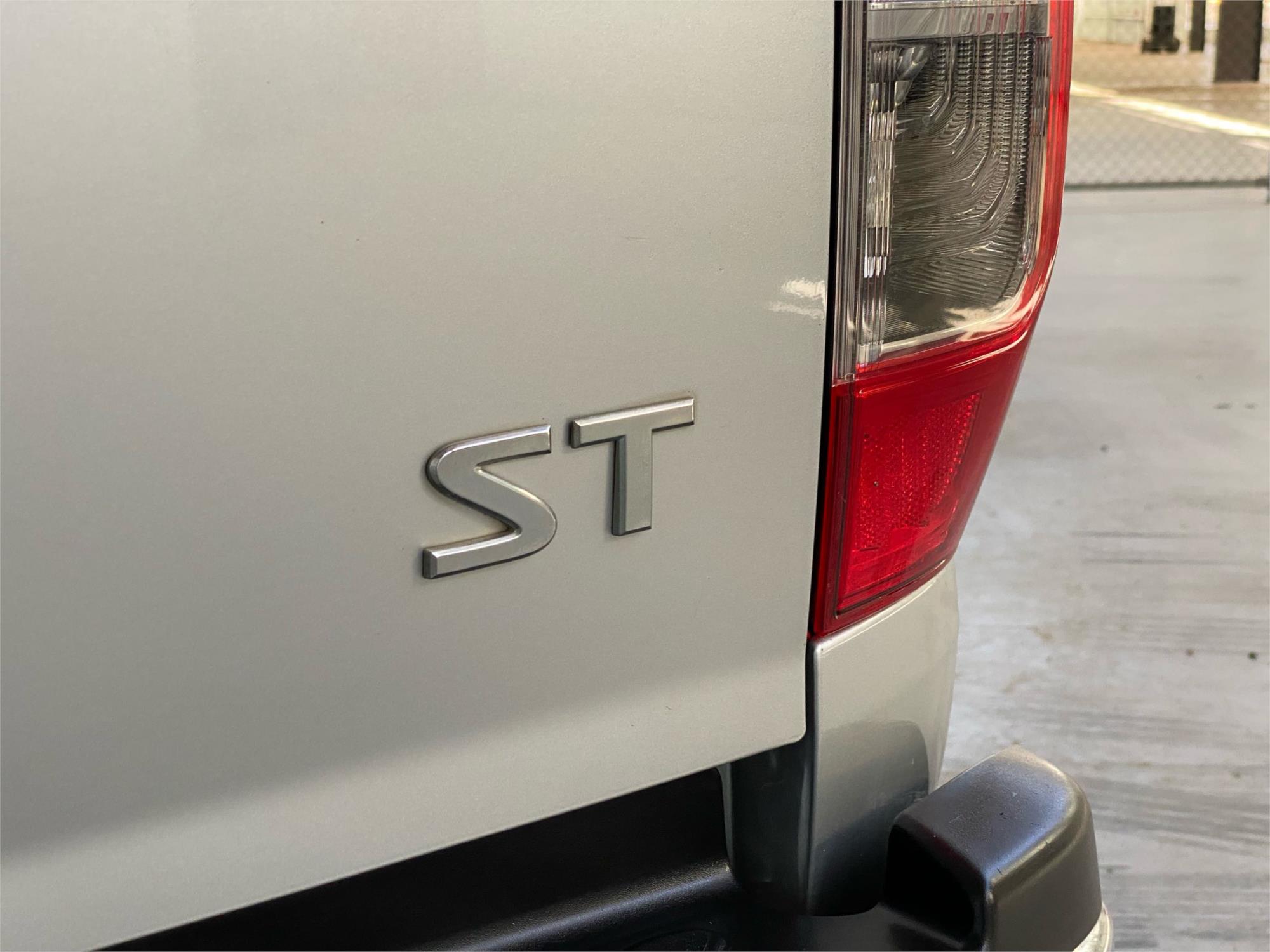 2019 NISSAN NAVARA 14